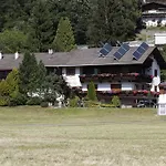 Gaestehaus Gisela ゲストハウス 3*